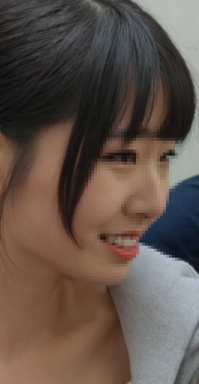 横顔とピースの画像その1