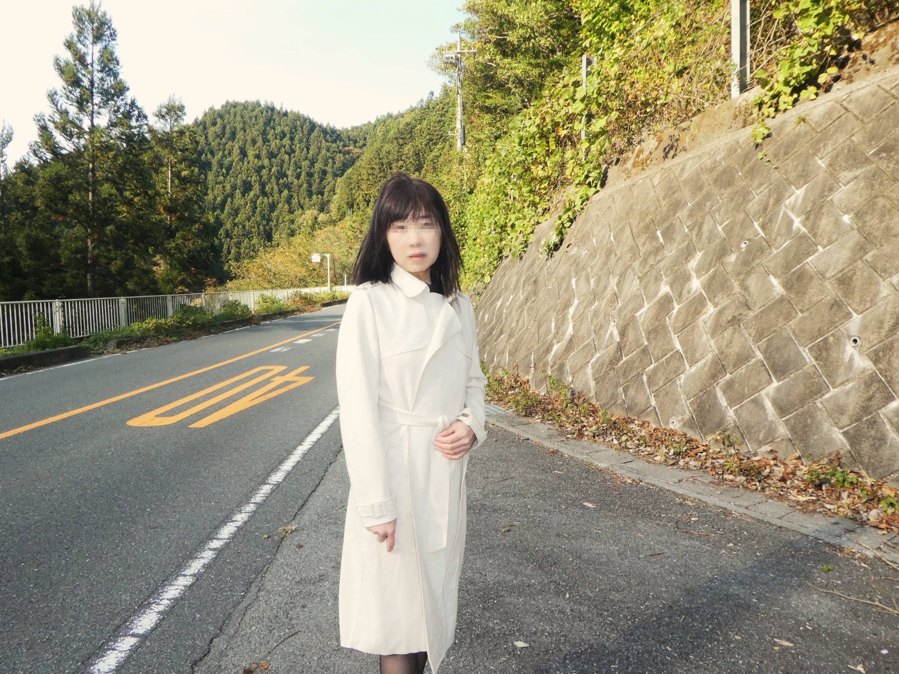 フェチ妻のバス停露出の画像その1