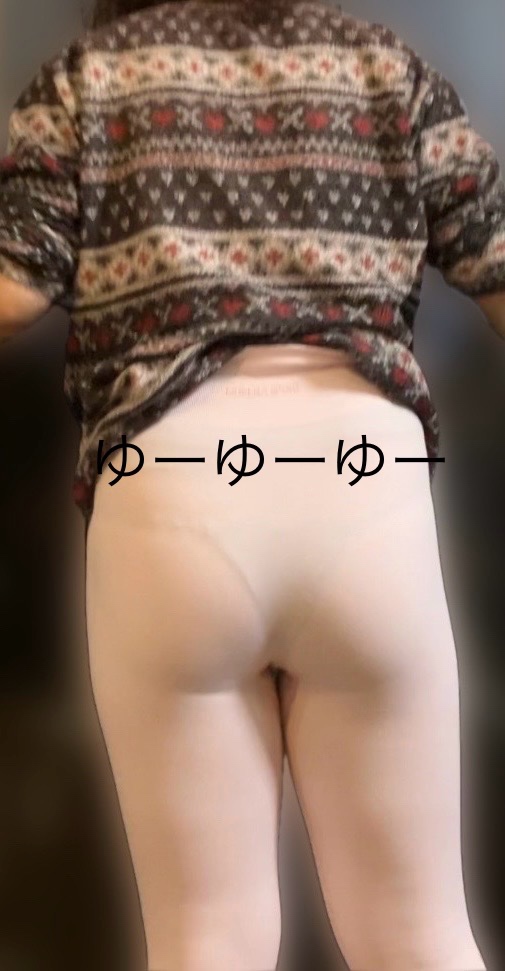 妻の巨尻にレギンスとTバックの画像その2