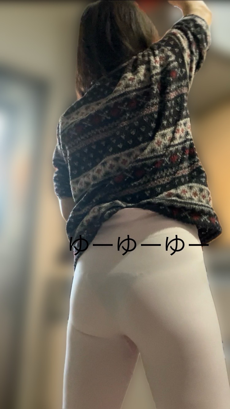 妻の巨尻にレギンスとTバックの画像その3