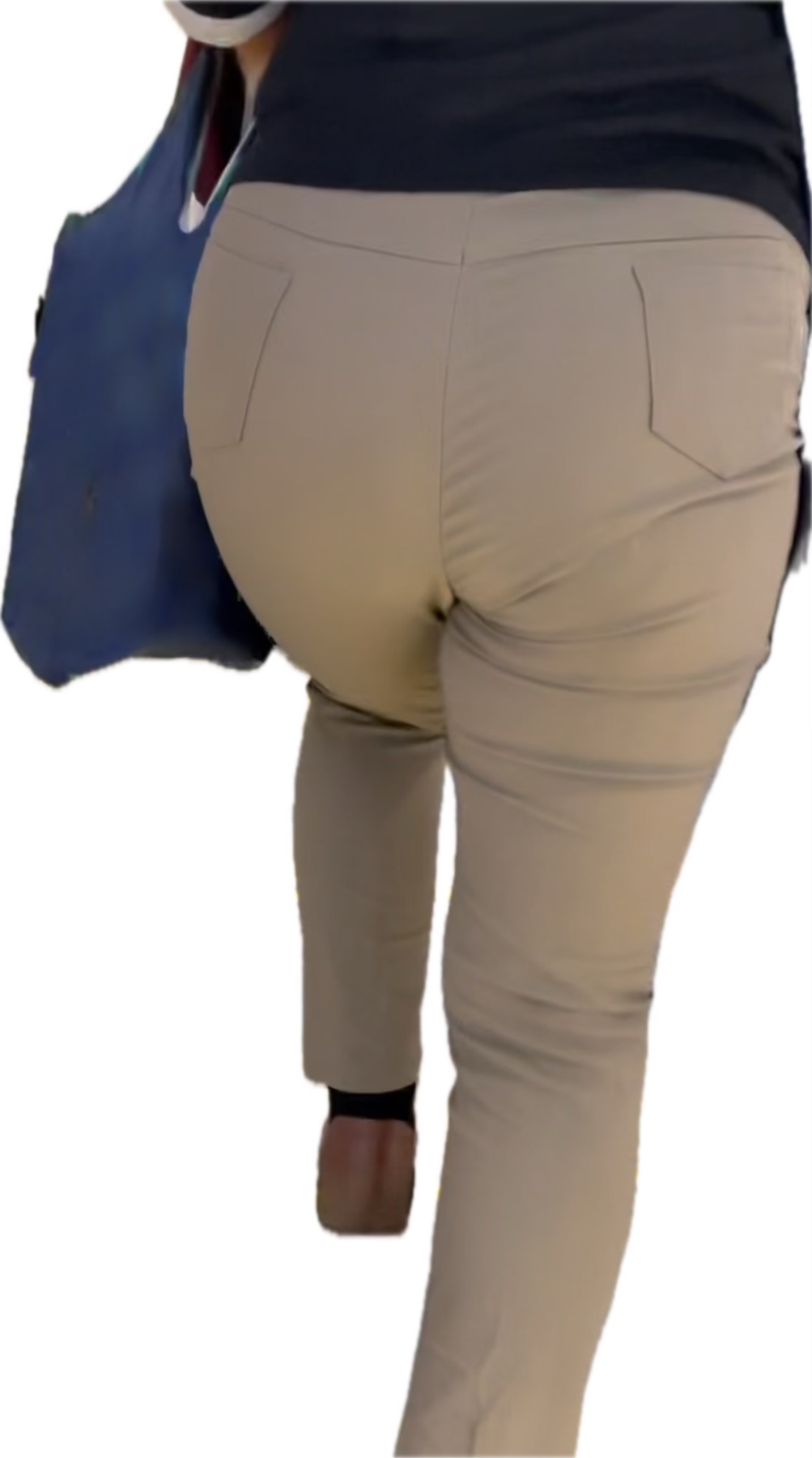 学校行事に向かう巨尻妻の画像その3