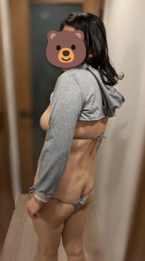 引篭り系エロ衣装を着せました。