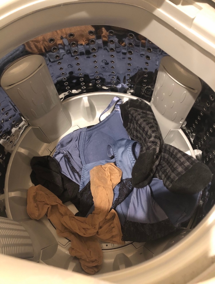 妻の脱ぎたて下着を観察の画像その3