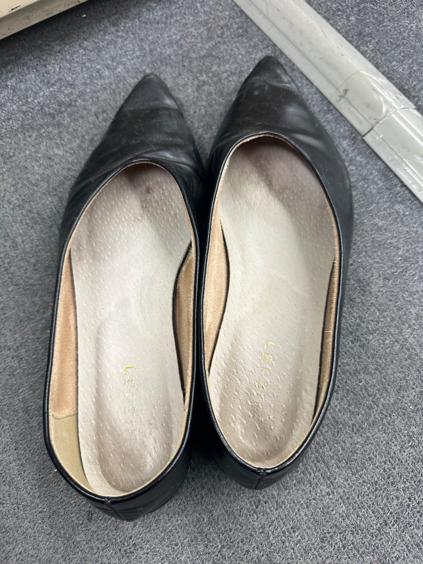 事務員の汗パンプスの画像その3