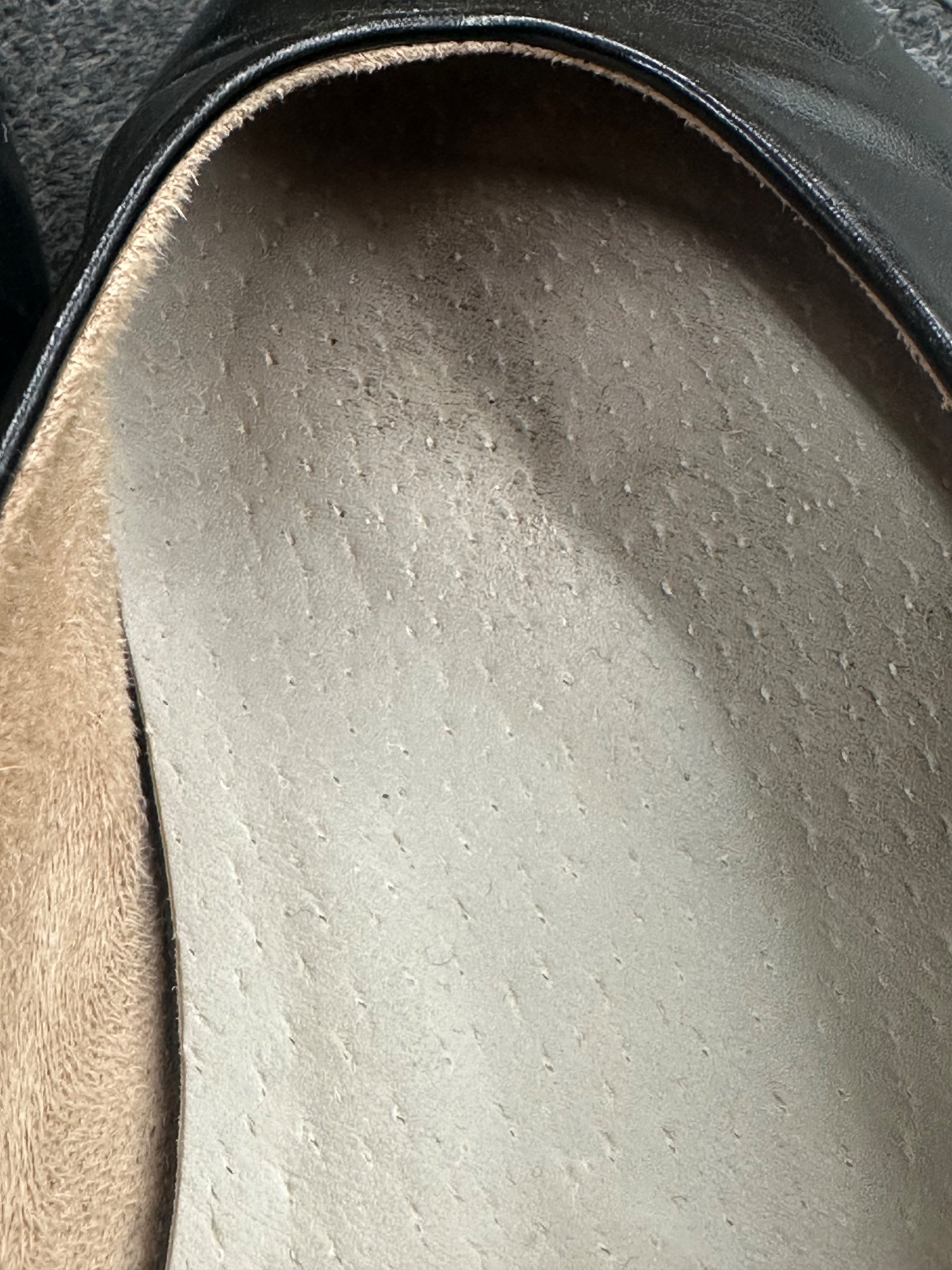 事務員の汗パンプスの画像その4