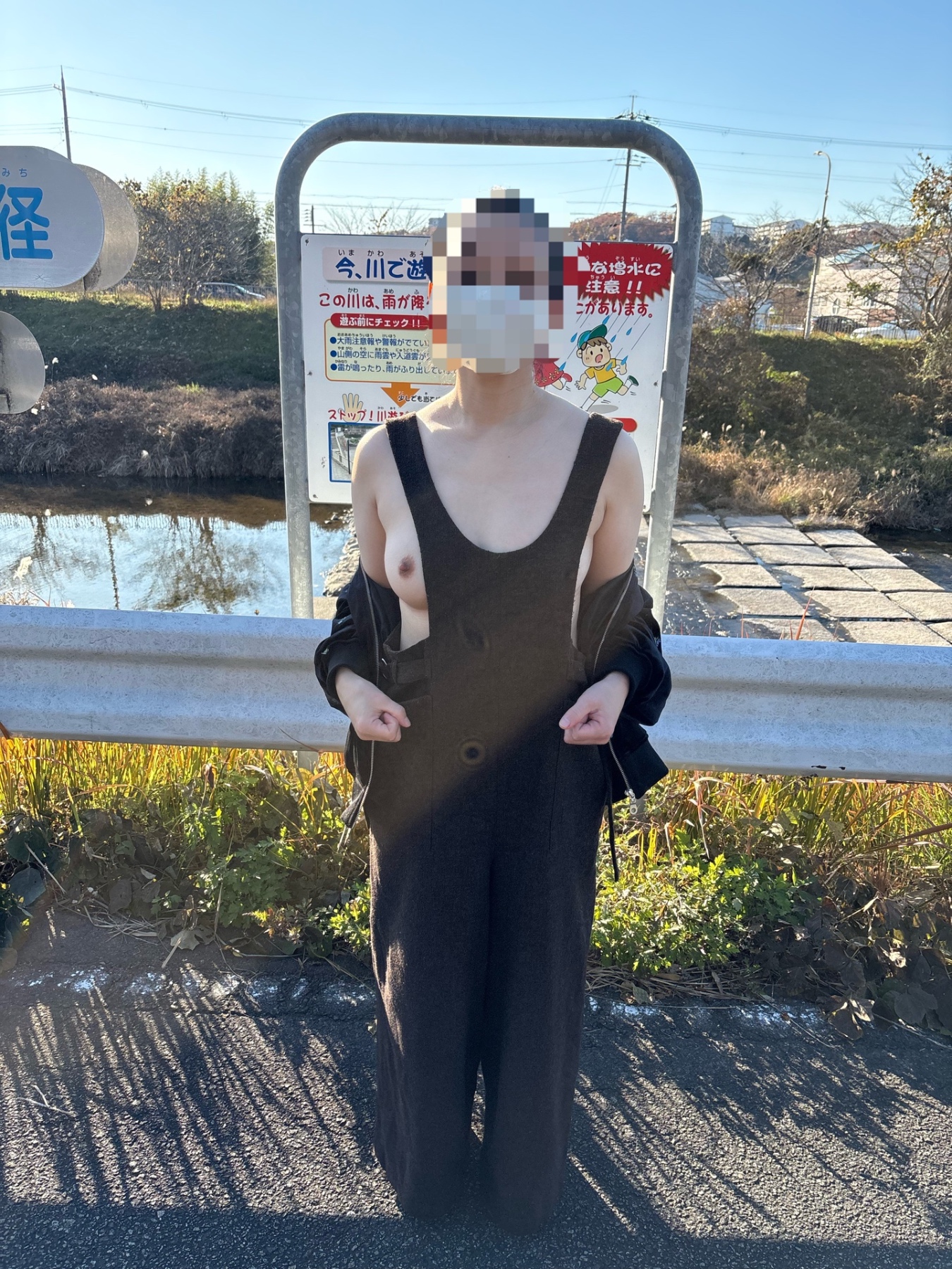 オーバーオールでインナー脱衣の画像その1