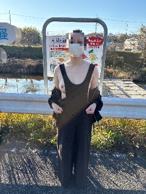 オーバーオールでインナー脱衣