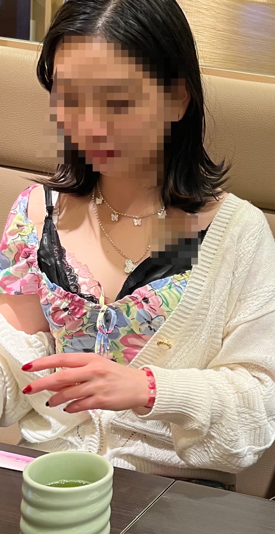 ご飯屋さんでブラジャーチラ見せの画像その1