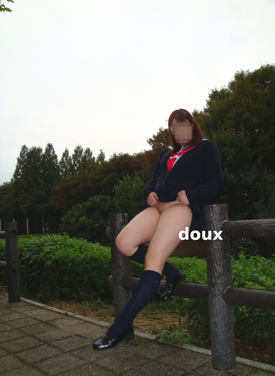 制服コスで公園で…の画像その4