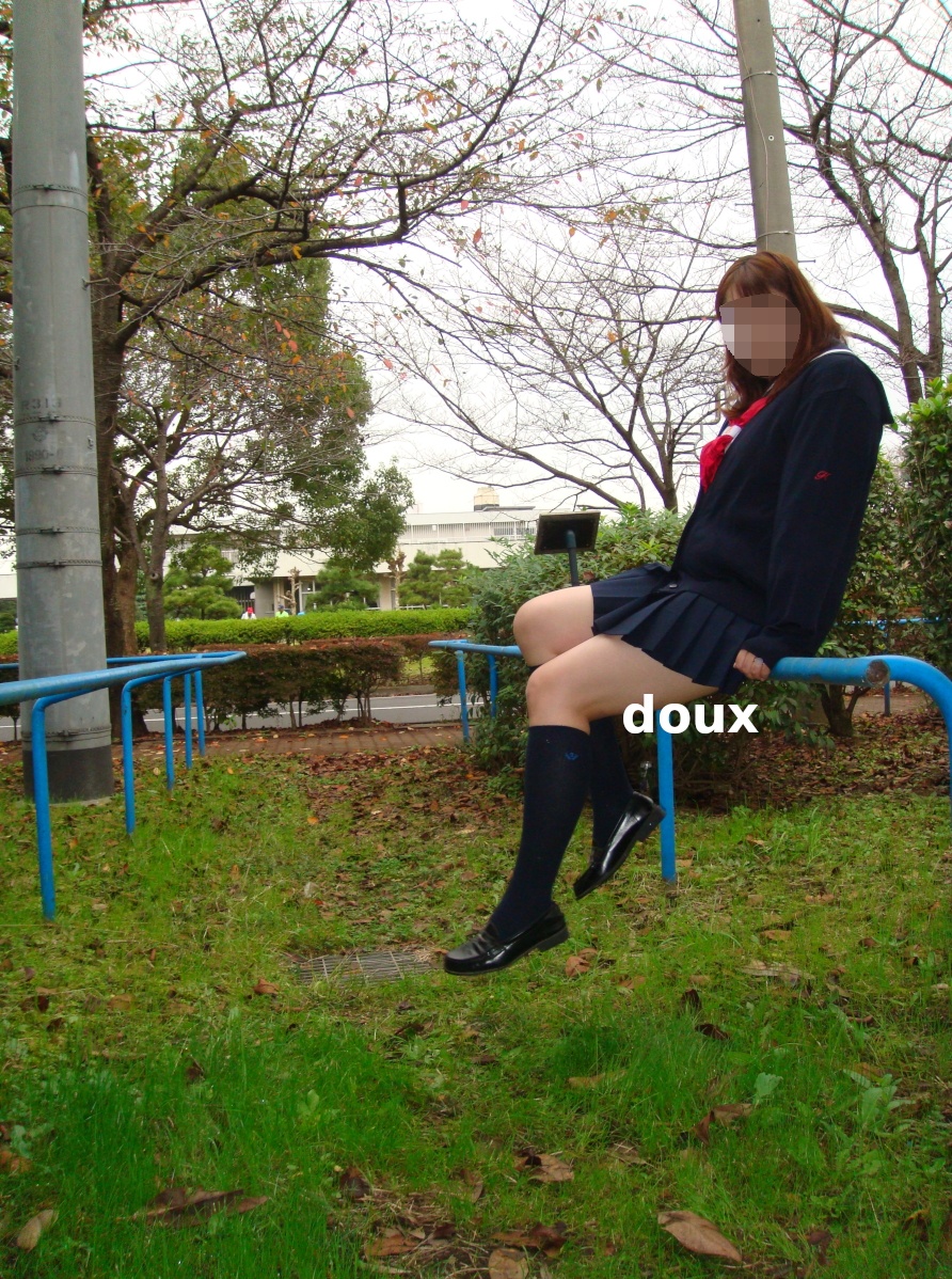 制服コスで公園で…の画像その1