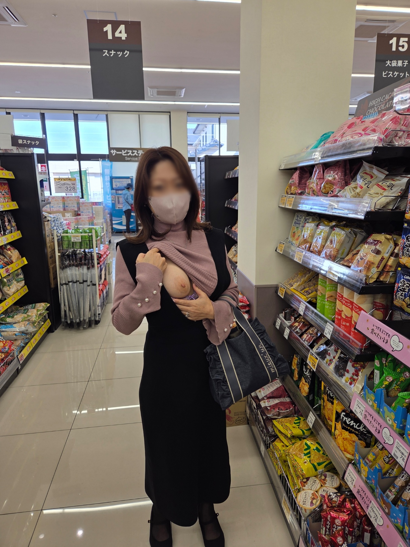 買い物中にもポロりの画像その2