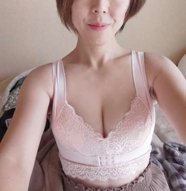 40歳 歳の差妻の下着姿