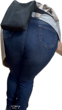 片付け中の巨尻妻