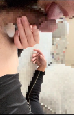 リビングでフェラ